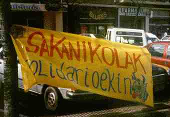 Pancarta sakanikola a favor de los Solidarios