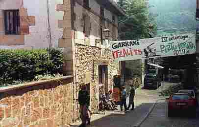 El Gatztetxe de Altsasu y la Garraxi. Fiesta del 2001